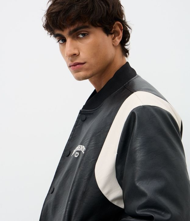 Campera Bomber en PU con Recortes y Bordado al Frente y en la Espalda 3