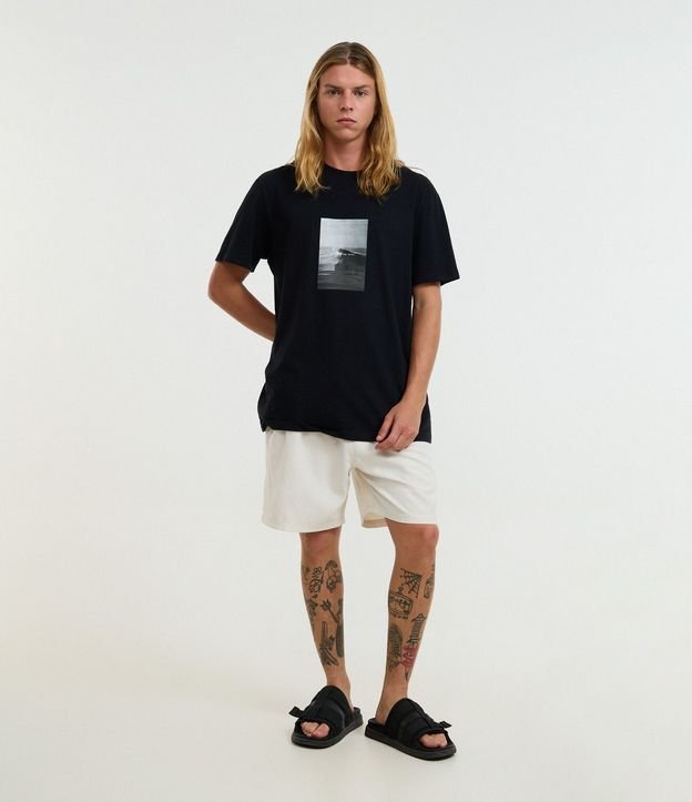 Remera Comfort en Media Malla con Estampa Photoprint Playa 2