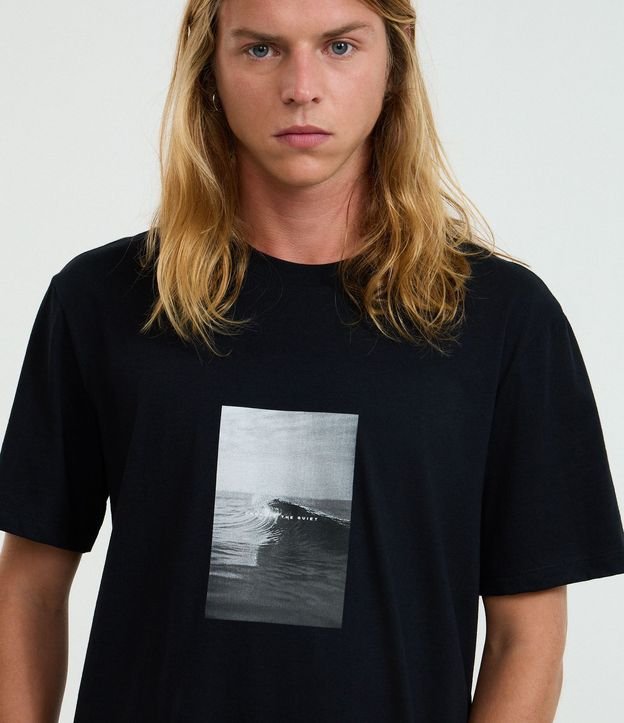 Remera Comfort en Media Malla con Estampa Photoprint Playa 3