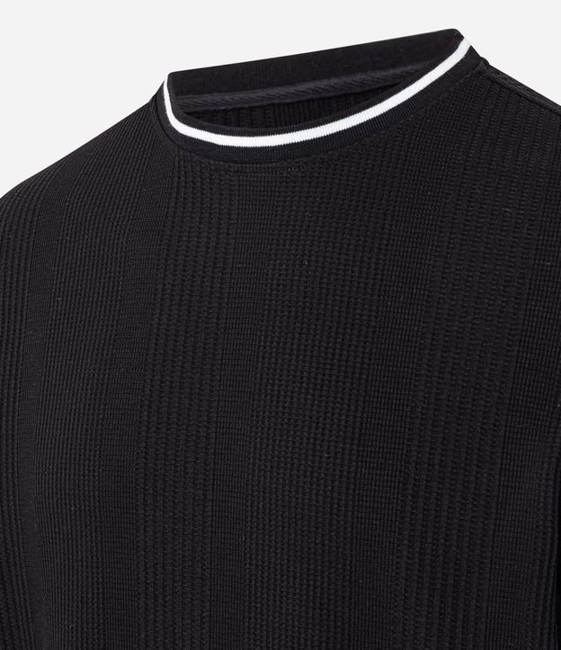 Remera Regular con Textura Vertical y Cuello Contrastante 6