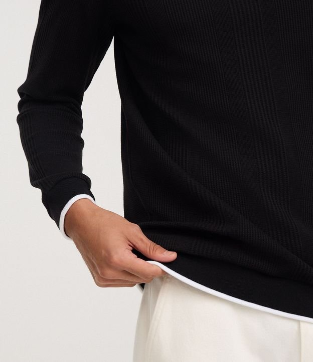 Remera Regular con Textura Vertical y Cuello Contrastante 3