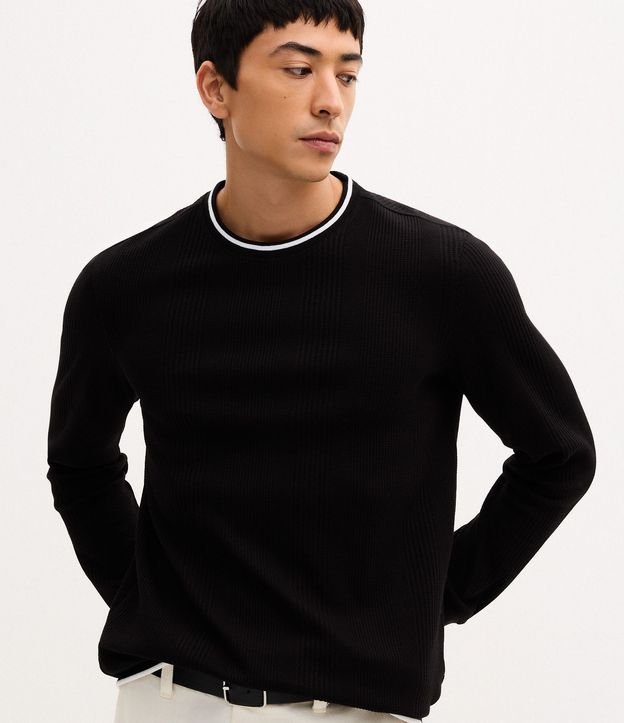 Remera Regular con Textura Vertical y Cuello Contrastante 4