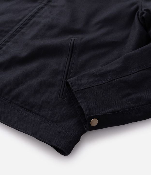 Campera Trucker en Sarga con Cuello de Terciopelo Contrastante y Bolsillos 9