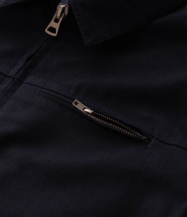 Campera Trucker en Sarga con Cuello de Terciopelo Contrastante y Bolsillos 10