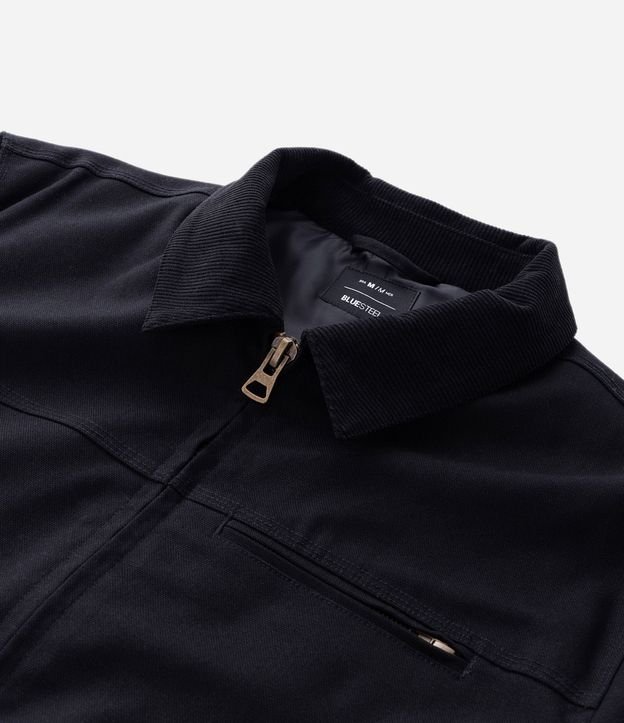 Campera Trucker en Sarga con Cuello de Terciopelo Contrastante y Bolsillos 13