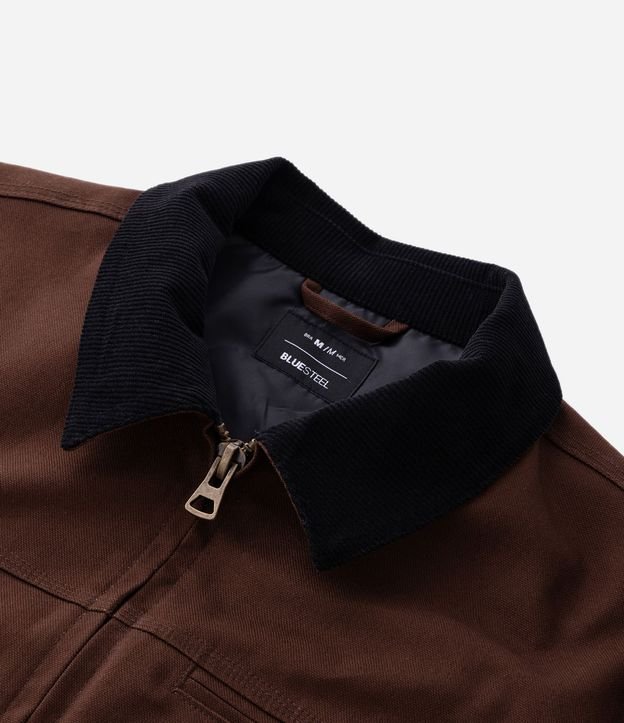 Campera Trucker en Sarga con Cuello de Terciopelo Contrastante y Bolsillos 14