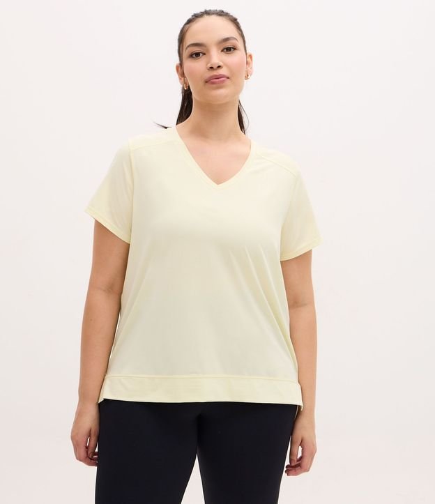 Remera Deportiva en Microfibra Agujerada con Ruedo Mullet