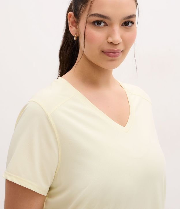 Remera Deportiva en Microfibra Agujerada con Ruedo Mullet 2