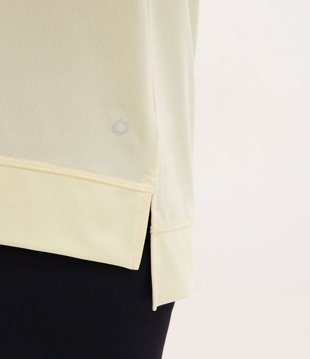 Remera Deportiva en Microfibra Agujerada con Ruedo Mullet 3