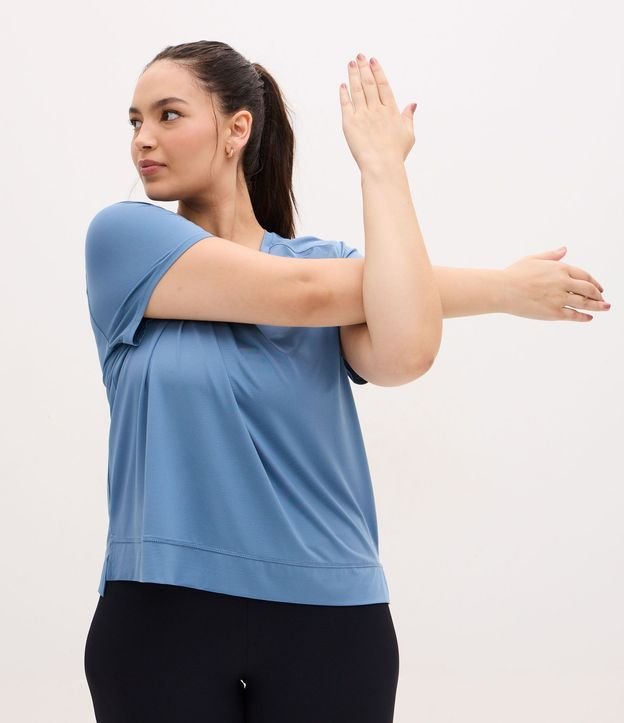 Remera Deportiva en Microfibra Agujerada con Ruedo Mullet