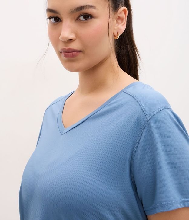 Remera Deportiva en Microfibra Agujerada con Ruedo Mullet 2