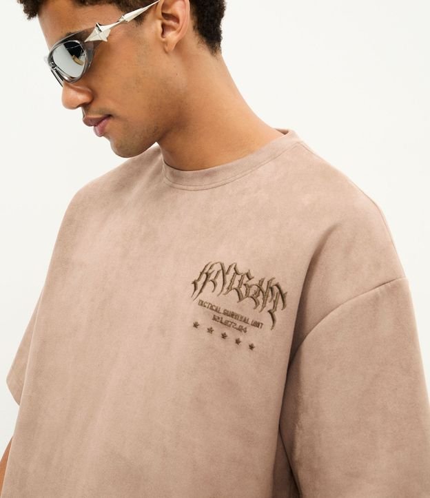 Remera Manga Corta en Gamuza con Lettering Knight