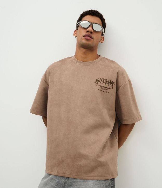 Remera Manga Corta en Gamuza con Lettering Knight 2
