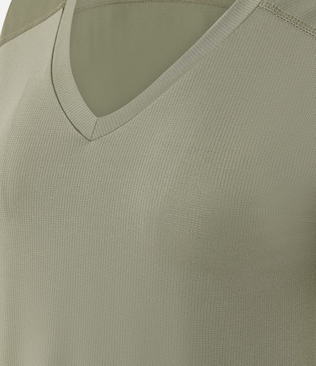 Remera Deportiva en Microfibra Agujerada con Ruedo Mullet 2