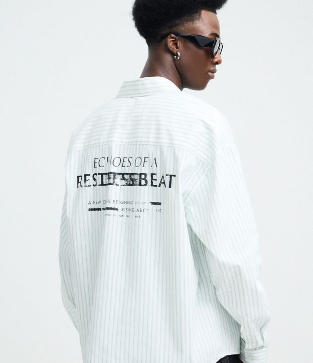 Camisa Manga Larga Rayada con Estampa “Echoes of a Restless Beat” en la Espalda 3
