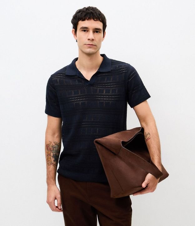 Remera Polo con Textura Patchwork y Cuello en V