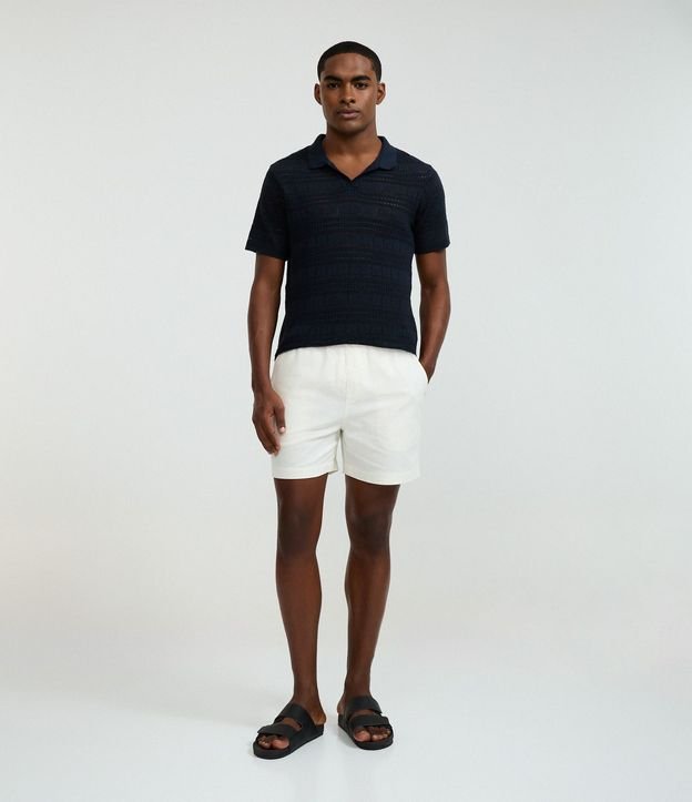 Remera Polo con Textura Patchwork y Cuello en V