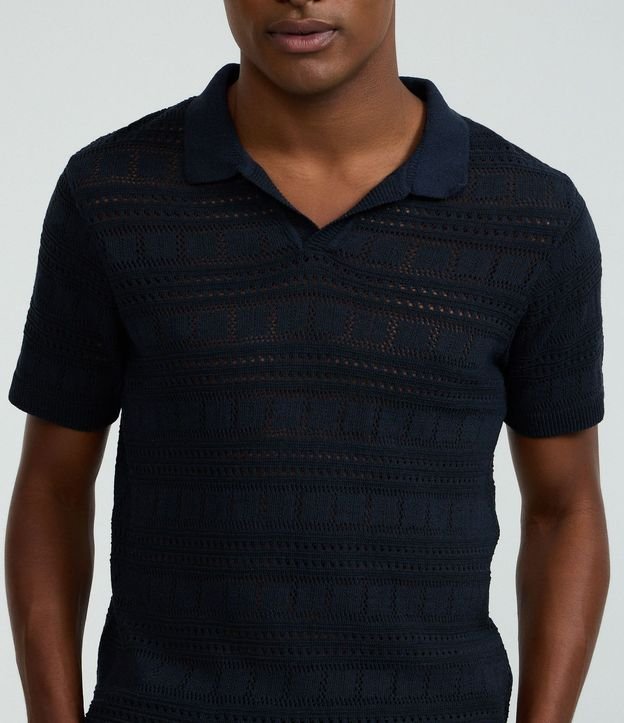 Remera Polo con Textura Patchwork y Cuello en V 3