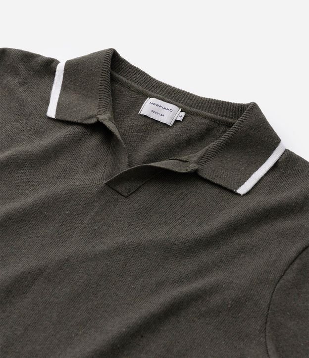Camisa Polo Comfort con Cuello V y Detalles Contrastantes 18