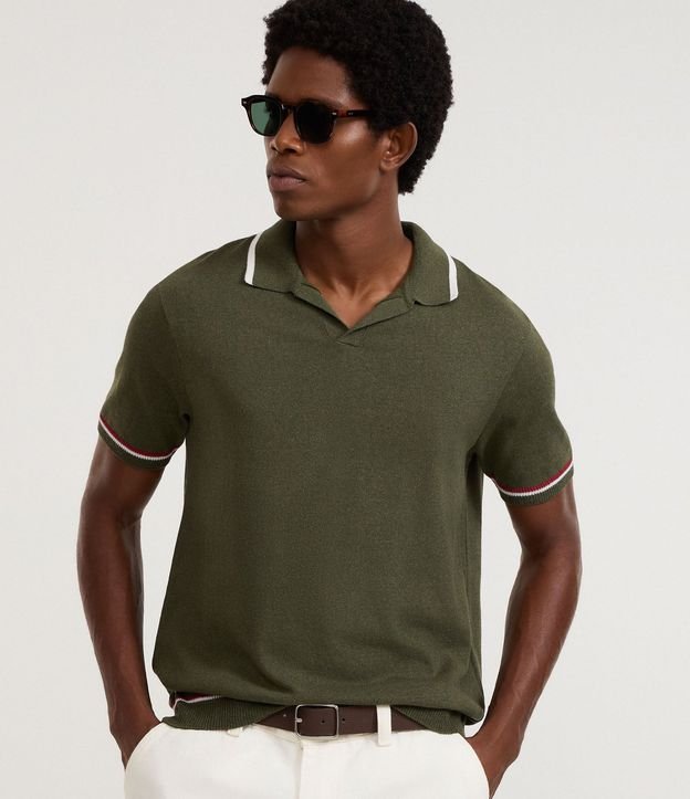 Camisa Polo Comfort con Cuello V y Detalles Contrastantes