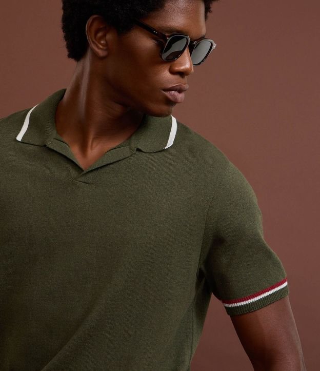 Camisa Polo Comfort con Cuello V y Detalles Contrastantes 4