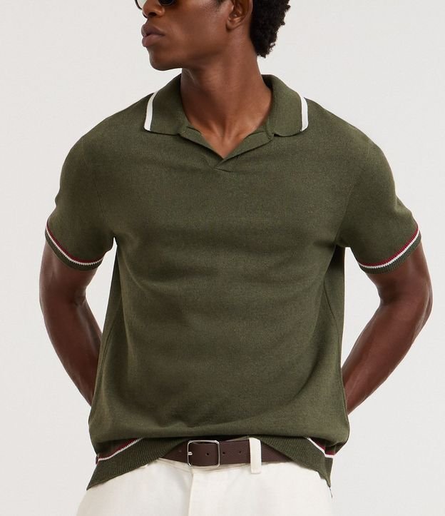 Camisa Polo Comfort con Cuello V y Detalles Contrastantes 6