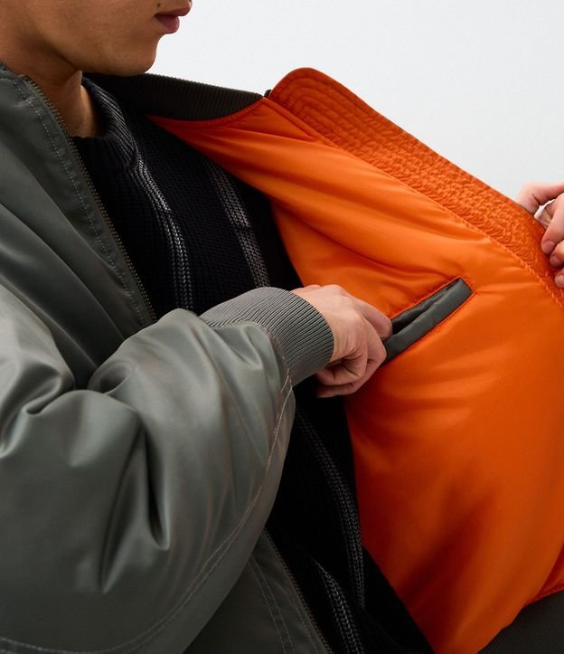 Campera Bomber Lisa con Bolsillos Delanteros 3