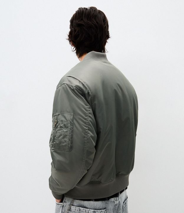 Campera Bomber Lisa con Bolsillos Delanteros 4