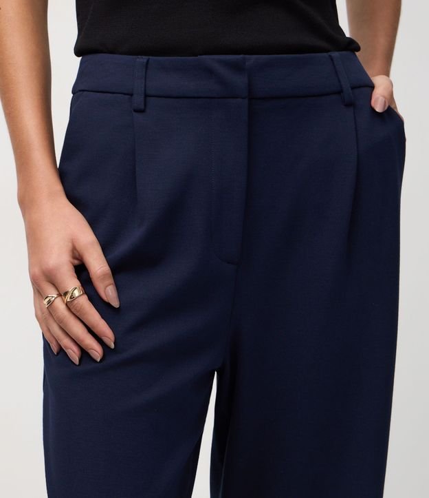 Pantalón Recto en Punto Roma con Pliegues 4