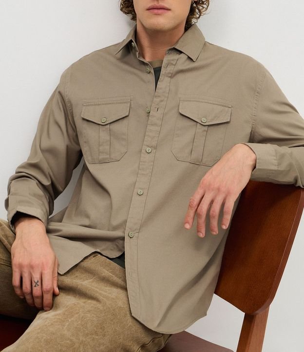 Camisa Manga Larga en Sarga con Bolsillos Delanteros