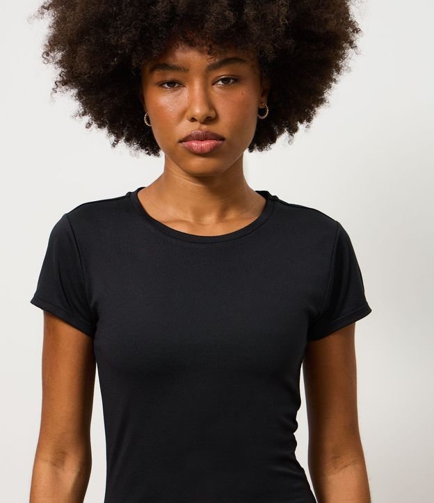Remera Deportiva en Microfibra con Toque Suave 3