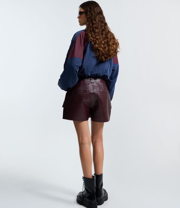 Short Pollera Corto en PU con Bolsillos Delanteros