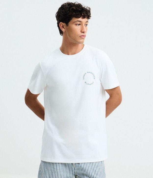 Remera Comfort  em Media Malla con Estampa Lettering en Geométrico Warm Radiance