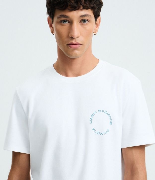 Remera Comfort  em Media Malla con Estampa Lettering en Geométrico Warm Radiance 3