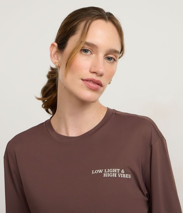 Remera Deportiva Cropped con Manga Corta y Abertura en la Espalda