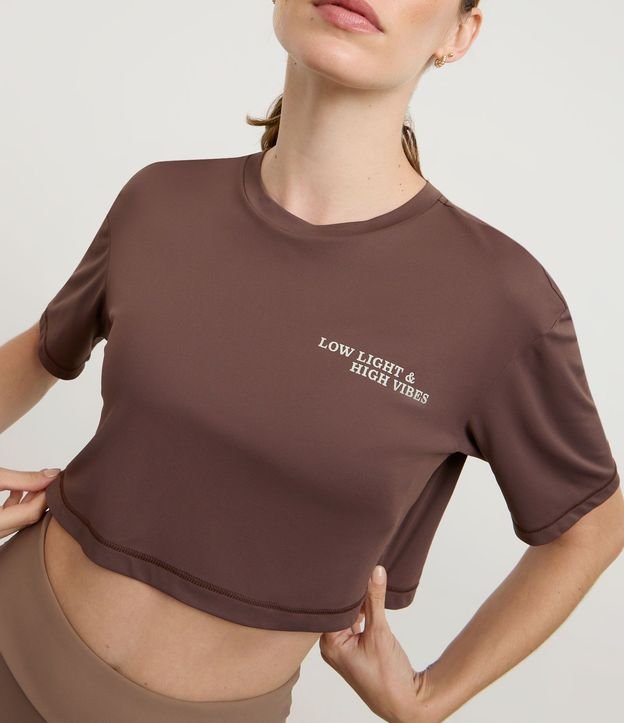 Remera Deportiva Cropped con Manga Corta y Abertura en la Espalda 3
