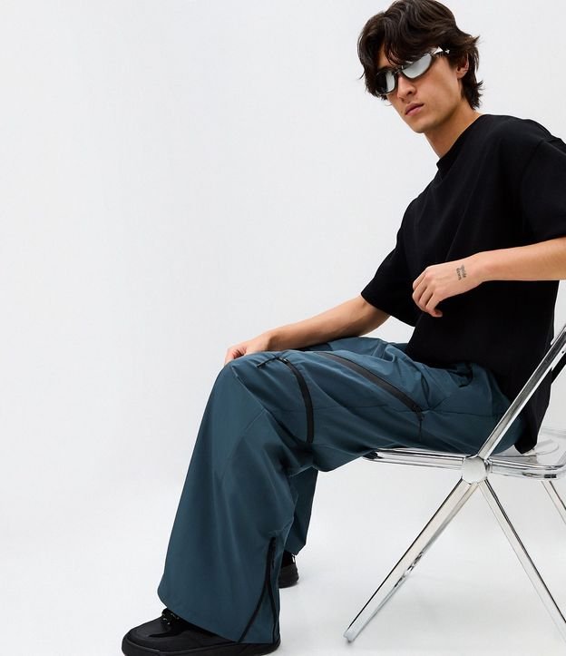 Pantalón Liso con 6 bolsillos y Detalle en la Pierna 1