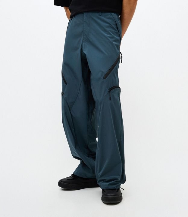 Pantalón Liso con 6 bolsillos y Detalle en la Pierna 2