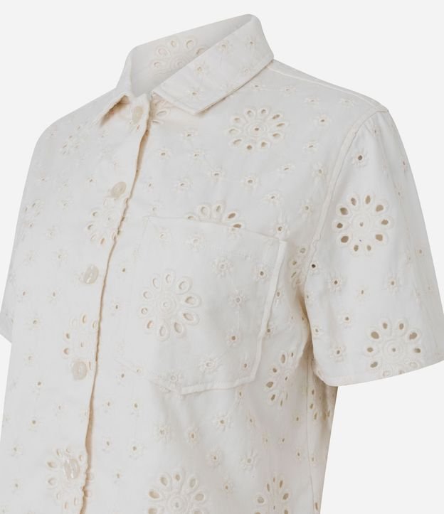 Camisa Corta en Sarga con Laise Floral y Bolsillo Pequeño 6