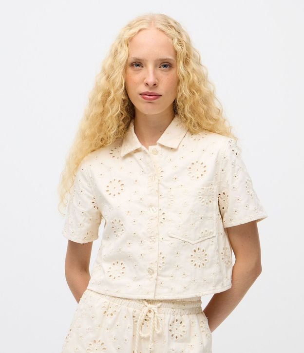Camisa Corta en Sarga con Laise Floral y Bolsillo Pequeño