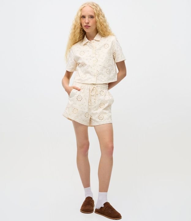 Camisa Corta en Sarga con Laise Floral y Bolsillo Pequeño 2