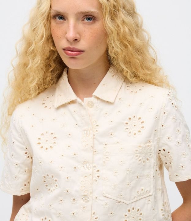 Camisa Corta en Sarga con Laise Floral y Bolsillo Pequeño 3