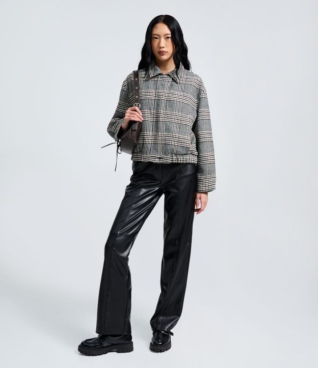 Pantalón Recto en PU con Fenda y Bolsillos