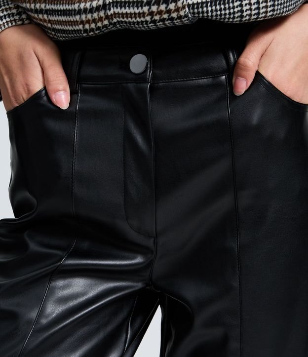 Pantalón Recto en PU con Fenda y Bolsillos 4