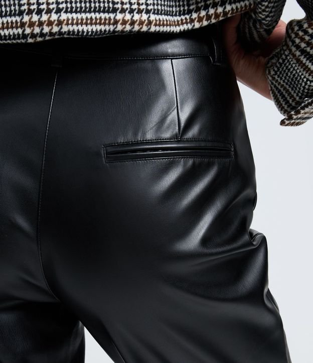 Pantalón Recto en PU con Fenda y Bolsillos 5