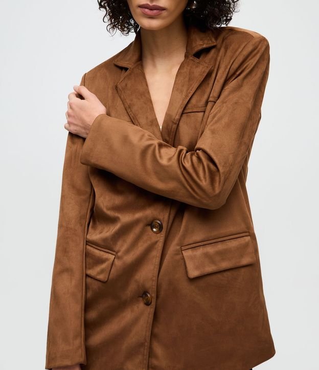 Blazer en Gamuza con Bolsillos y Cuello Estructurada 4