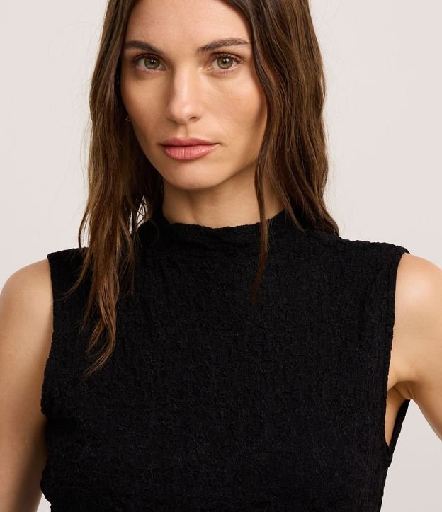 Blusa en Encaje con Cuello Alto y Punto Diferenciado 3
