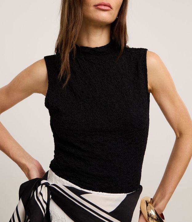 Blusa en Encaje con Cuello Alto y Punto Diferenciado 4