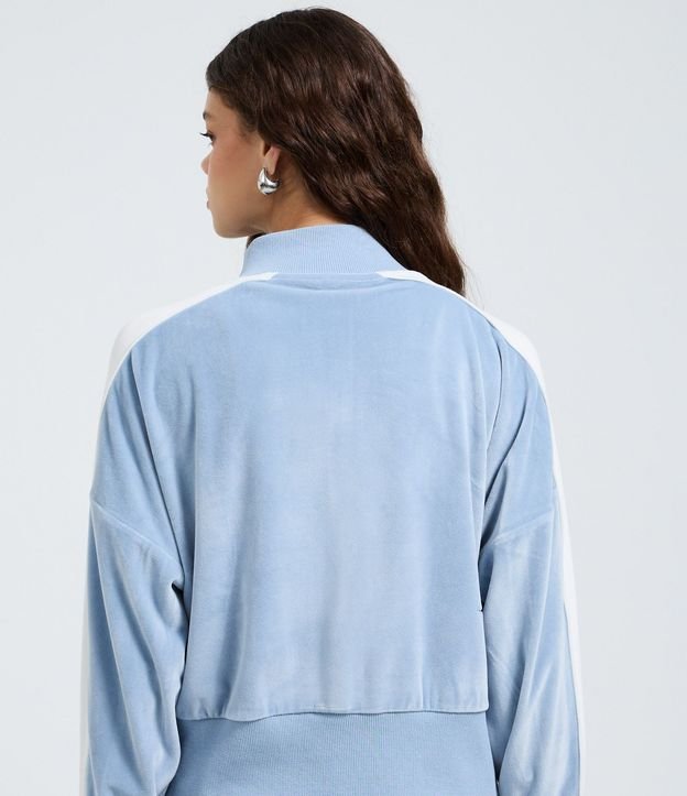 Suéter en Plush con Cuello Alto y Raya Lateral 4