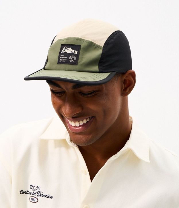Gorra 5 Panel en Microfibra con Recortes y Etiqueta Stay Grounded